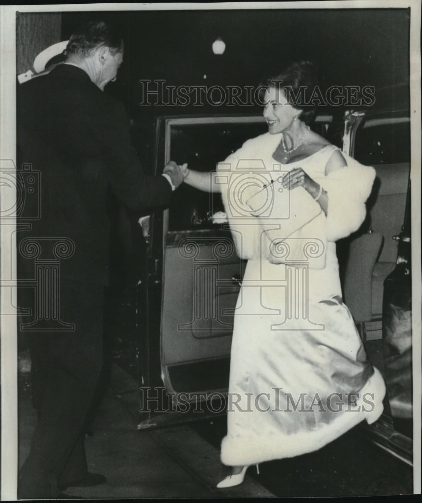 1965 Press Photo Princess Margaret is helped from her limousine by Sir Nigel - Historic Images
