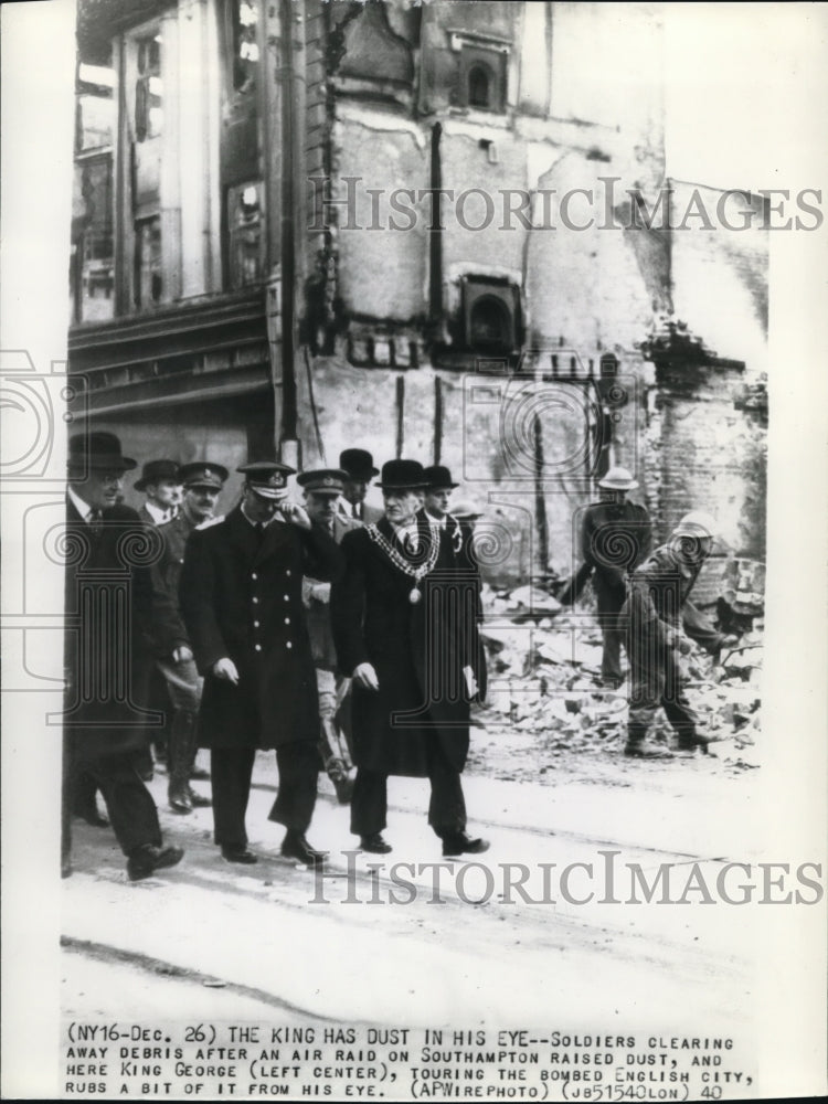 1940 Press Photo King George touring the bombed English City with soldiers - Historic Images