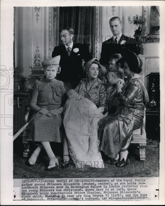 1950 Press Photo Members of the Royal Family finally gather around Princess - Historic Images