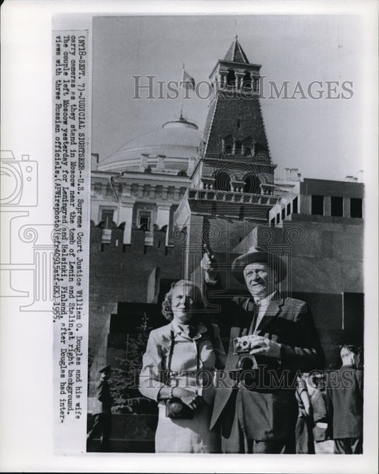 1955 Press Photo Supreme Court Justice William Douglas with wife in Moscow - Historic Images