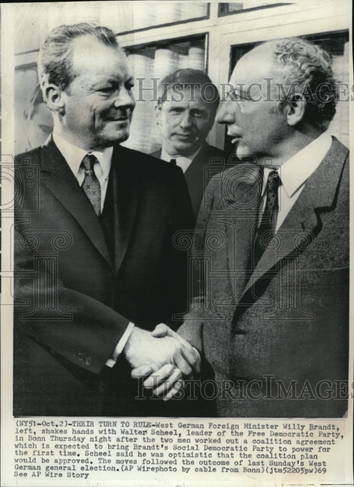 1969 Wire Photo West German Foreign Minister Willy Brandt, shakes hands with - Historic Images