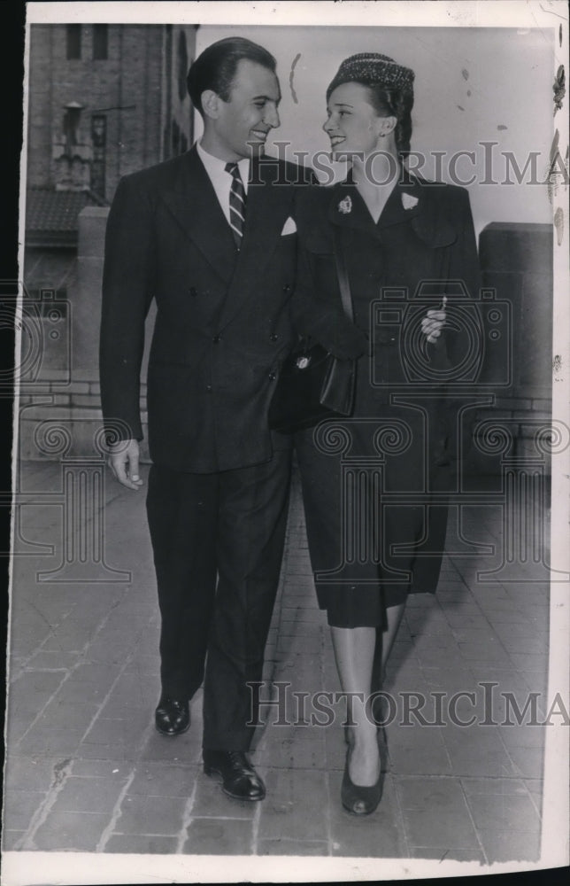 1947 Wire Photo Eddie Duchin, pianist and orchestra leader with his fiancee - Historic Images