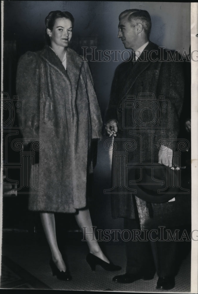 1943 Doris Duke Cromwell &amp; Thomas L. Perkins New York gen. counsel - Historic Images