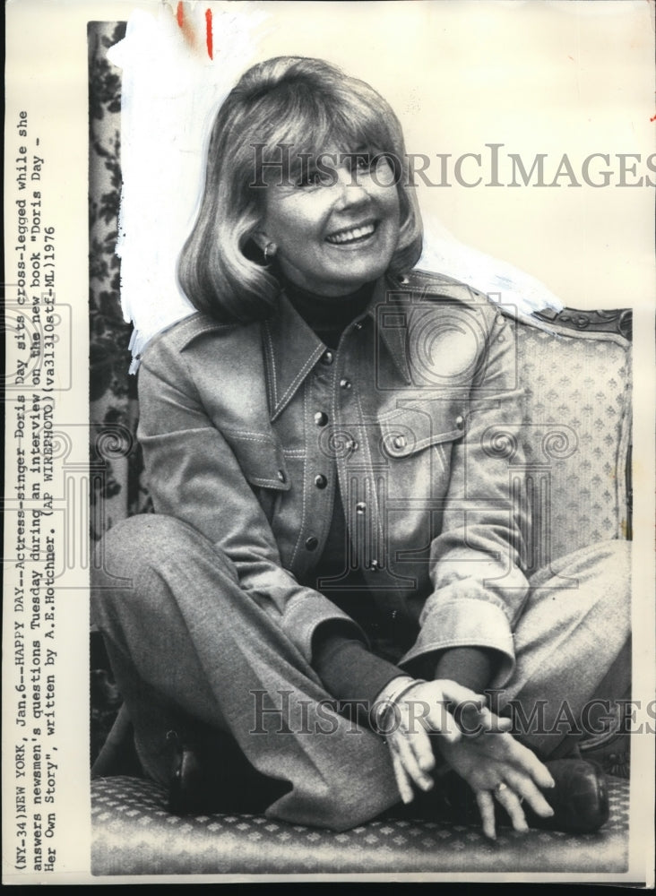 1976 Press Photo Actress Doris Day during an interview on the new book Doris Day - Historic Images