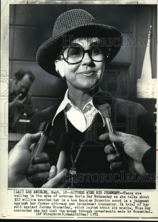 1975 Press Photo Actress Doris Day after she was awarded the million dollar suit - Historic Images