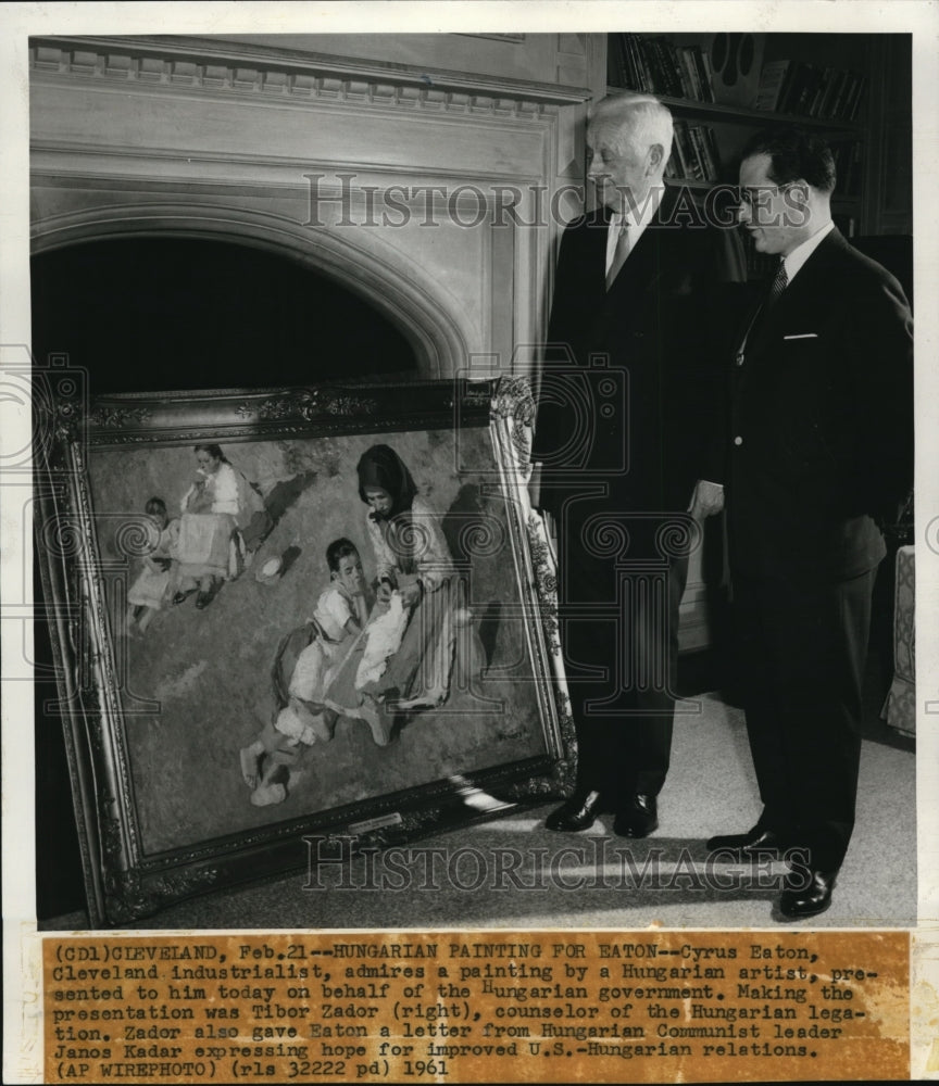 1961 Press Photo Cyrus Eaton, Cleveland industrialist, admires a painting by a - Historic Images