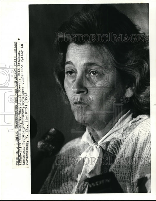 1978 Press Photo Dr. Eula Bingham at a News Conference in Parkersburg W. Va. - Historic Images