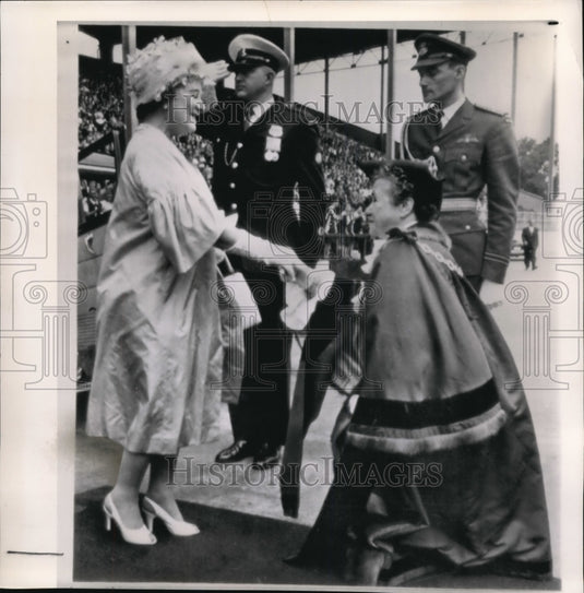 1962 Press Photo Mayor Charlotte Whitton of Ottawa with the Queen Mother - Historic Images