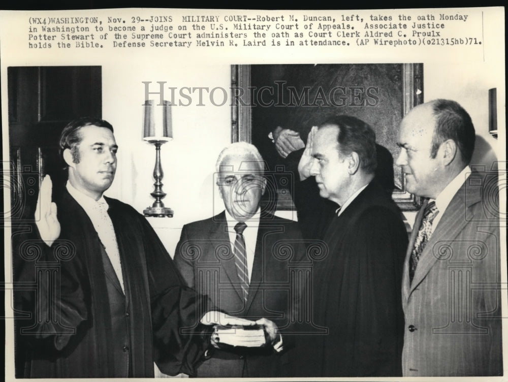 1971 Press Photo Robert M. Duncan takes the oath in Washington to become a judge - Historic Images