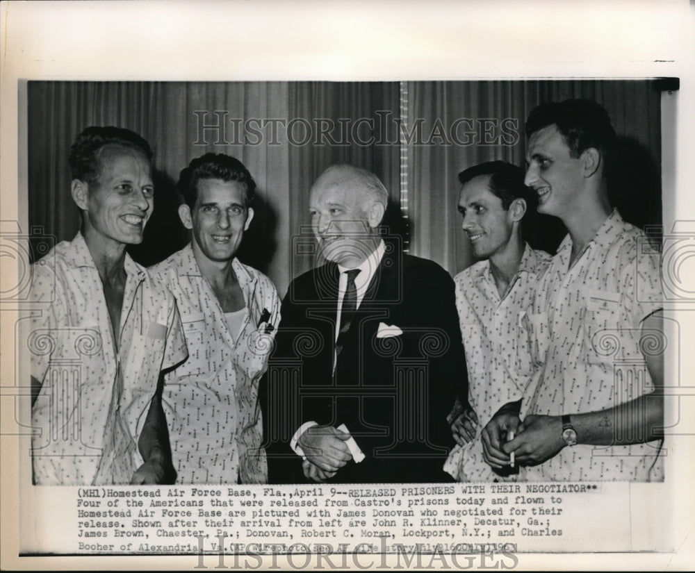 1963 Press Photo Americans released from Castro&#39;s prisons flown to Homestead Air - Historic Images