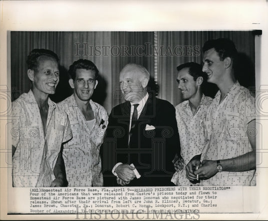 1963 Press Photo Americans released from Castro's prisons flown to Homestead Air - Historic Images