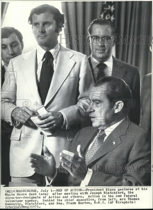 1971 Wire Photo Pres Nixon at meeting with Joseph Blatchfold, Action director-Historic Images
