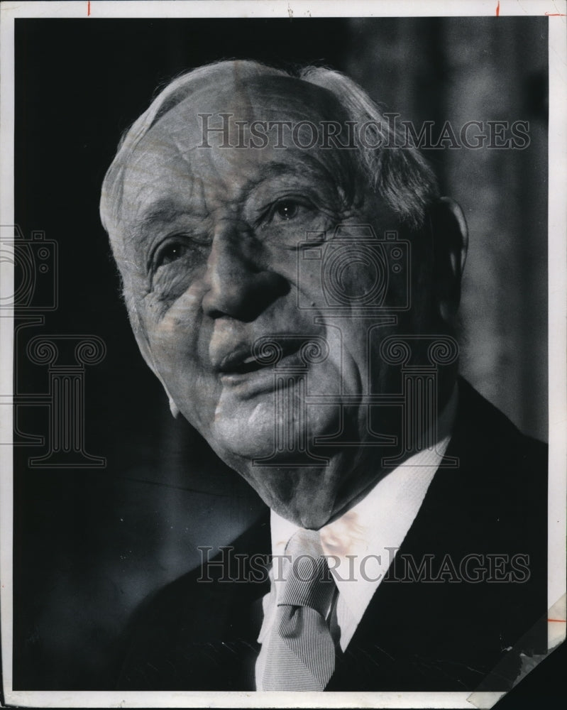 1975 Press Photo Cyrus S. Eaton stepped down as Chessie System Inc. chairman - Historic Images