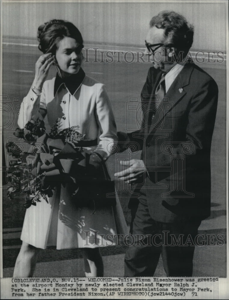 1971 Press Photo Julie Nixon Eisenhower with Cleveland Mayor Ralph Perk - Historic Images