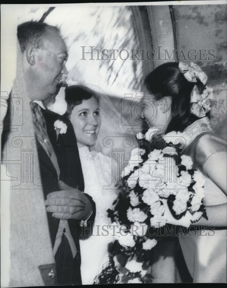 1968 Press Photo Julie Nixon speaks to Barbara Anne Eisenhower before her wedng-Historic Images