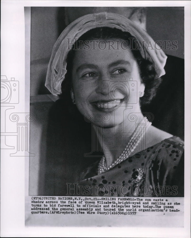 1957 Press Photo Queen Elizabeth II smiles at World Organization's Headquarters.-Historic Images