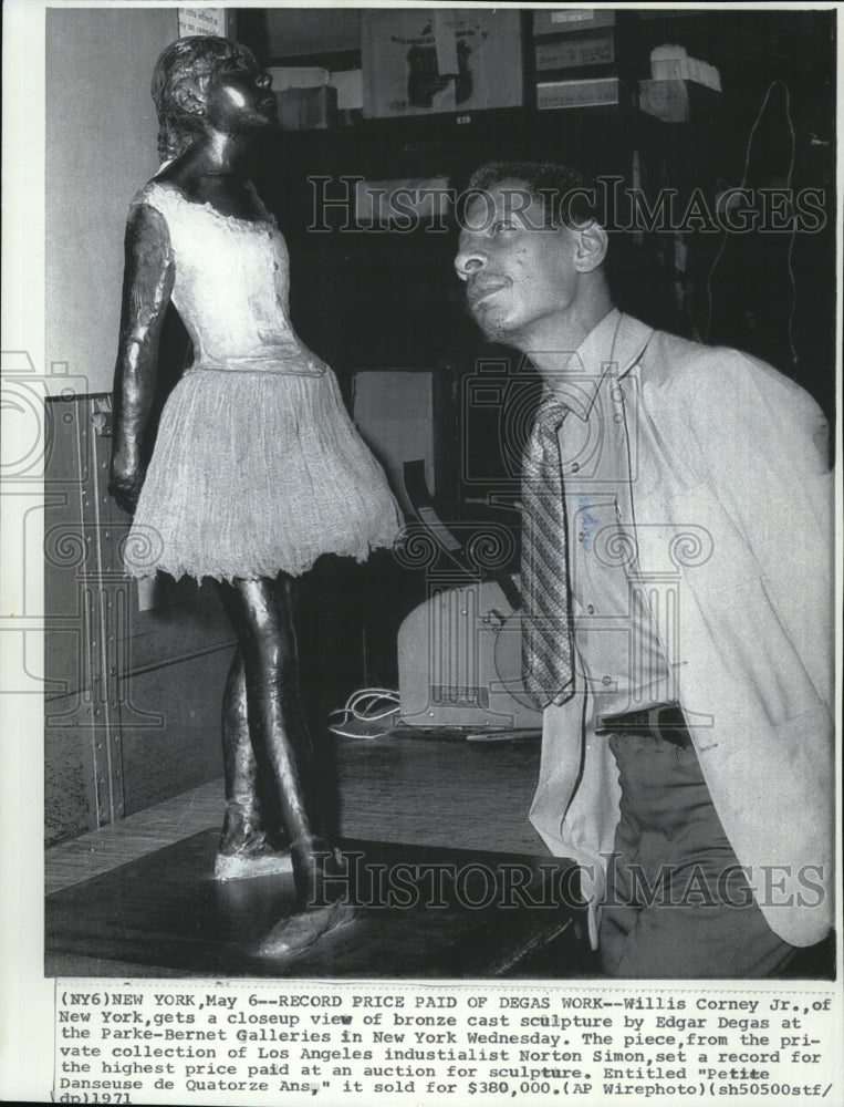 1971 Press Photo Willis Corney Jr on closeup view of bronze cast sculpture - Historic Images