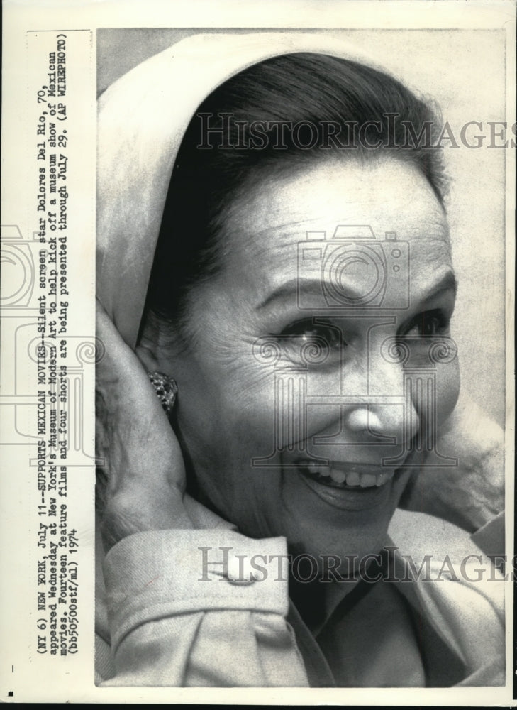 1974 Wire Photo Star Dolores Del Rio at NY Museum of Modern Art for museum show - Historic Images