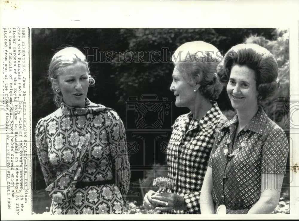 1974 Press Photo Belgium Royal Family Princess Poala chat with Mrs. Pat Nixon.-Historic Images