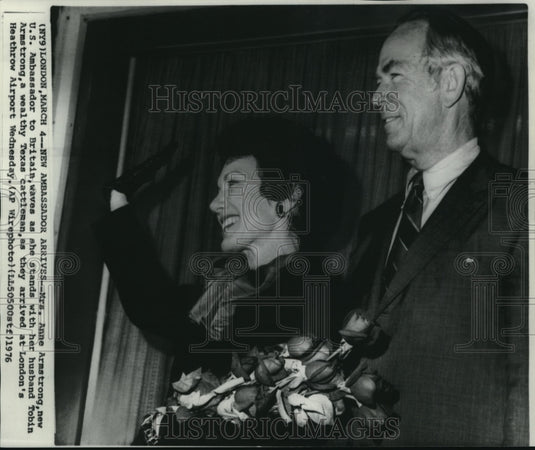 1976 Press Photo Mrs. Anne Armstrong, new U.S Ambassador to Britain, waves as - Historic Images