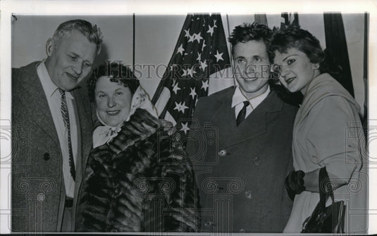 1960 Press Photo John Armonas poses with his wife and their children on arrival - Historic Images