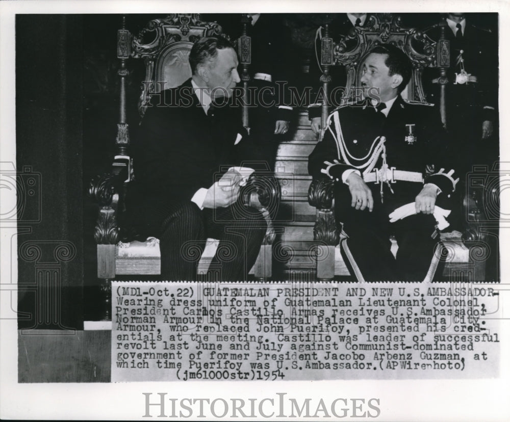 1954 Press Photo Waring dress uniform of Guatemalan Lieutenant Colonel, Presiden - Historic Images