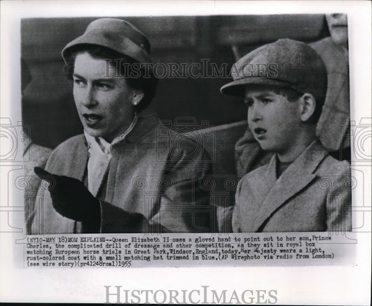1955 Press Photo Queen Elizabeth II & son Prince Charles watch horse trials - Historic Images