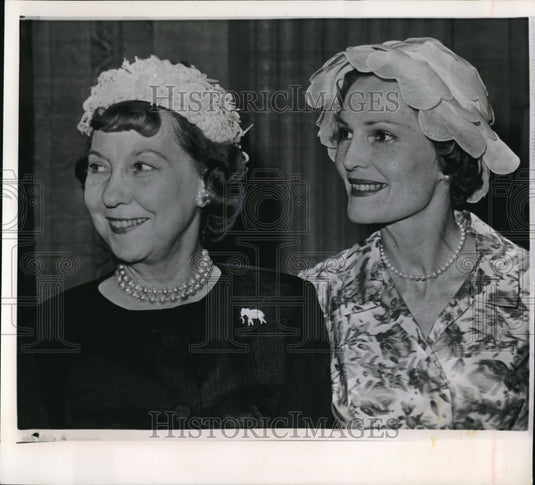1960 Press Photo Mrs. Richard Nixon and Mrs. Eisenhower are pictured together - Historic Images