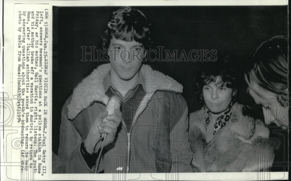 1974 Press Photo Pail Getty III answers newsmen's questions with Mother Gail-Historic Images