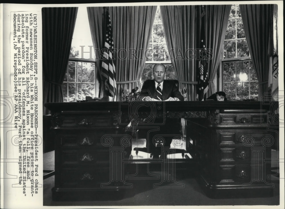 1974 Press Photo Pres.Gerald Ford in his White House Office chats with newsman. - Historic Images