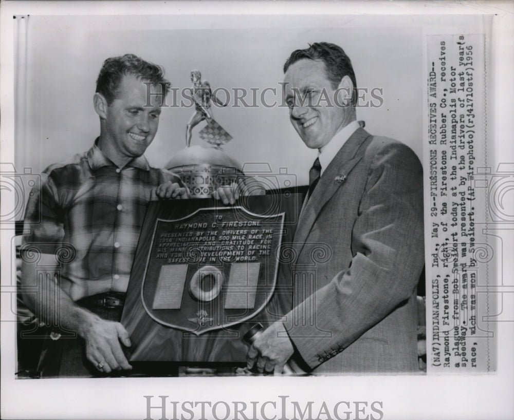 1956 Press Photo Raymond Firestone  receive plaque for Bob Sweikert at Ind. - Historic Images