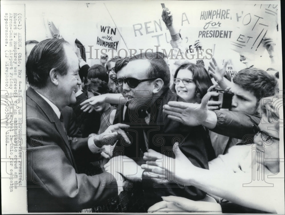 1968 Press Photo H.H.Humphrey Greeted by an Enthusiastic Crowd at the Airport - Historic Images