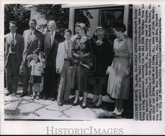 1954 Press Photo Herbert Hoover with the members of his family - Historic Images
