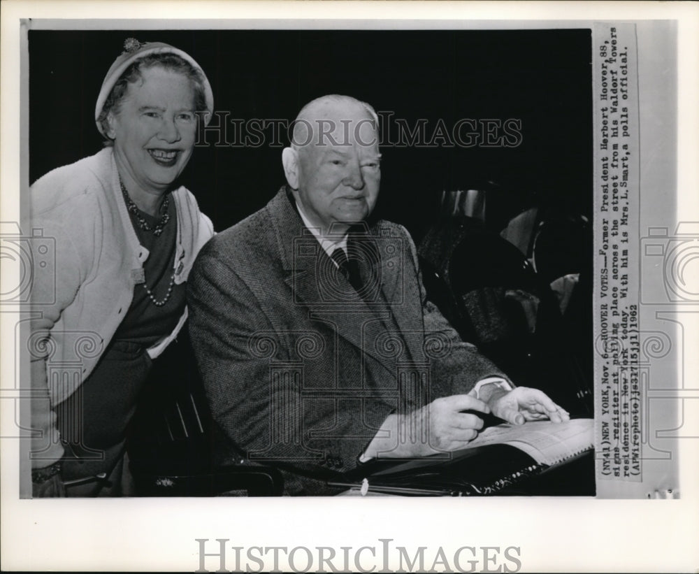 1952 Press Photo Former Pres.H. Hoover Signs at Polling Place in New York - Historic Images