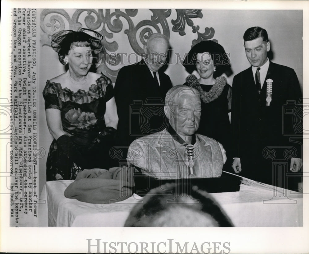 1964 Press Photo Ex-Pres Herbert Hoover bust presented at San Francisco - Historic Images