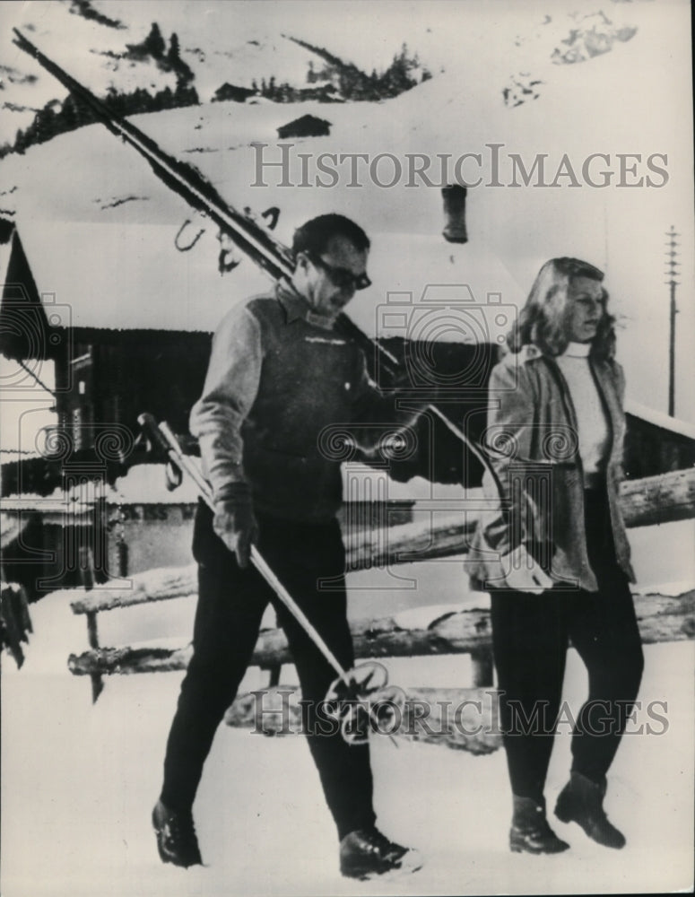 1940 Aly Khan and and Film Star Rita Hayworth ski at Murren - Historic Images