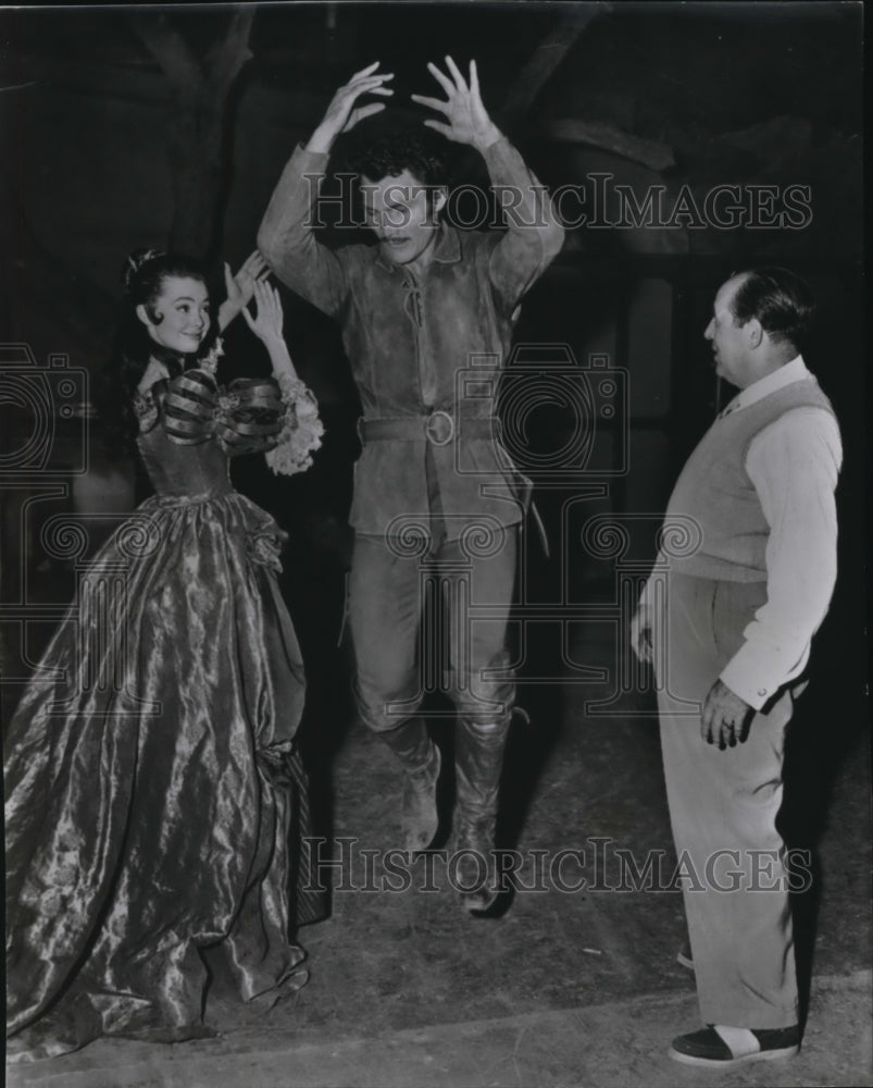 1954 Press Photo Eduardo Cansino teaches flamingo dancing to Barbara and Jack - Historic Images