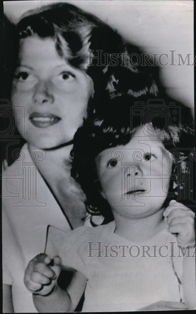 1952 Press Photo Film Actress Rita Hayworth  and daughter Yasmin - Historic Images