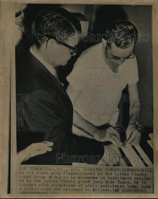 1962 Wire Photo Billie Sol Estes gets fingerprinted at the Potter County court - Historic Images
