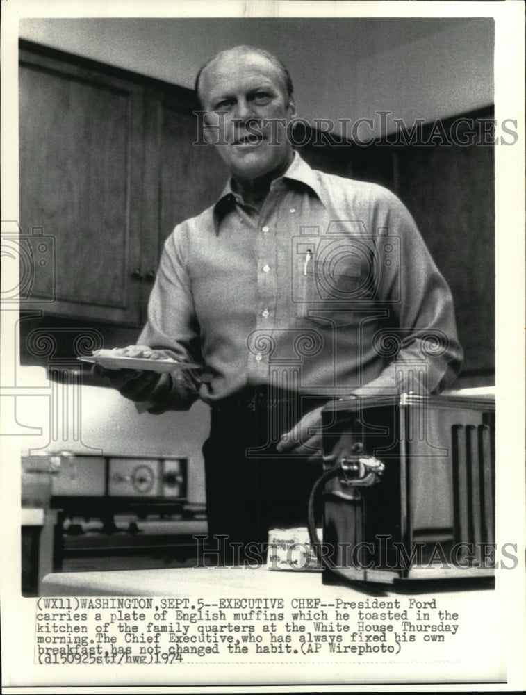 1974 Press Photo Pres Ford Carries a Plate of English Muffins - Historic Images