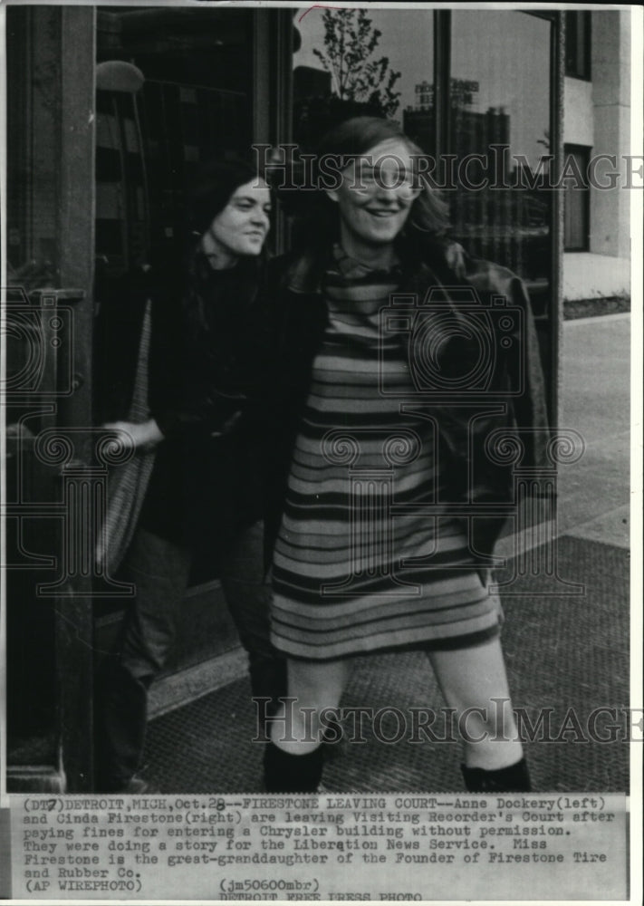 1970 Press Photo Anne Dockery and Cinda Firestone leaving court - Historic Images