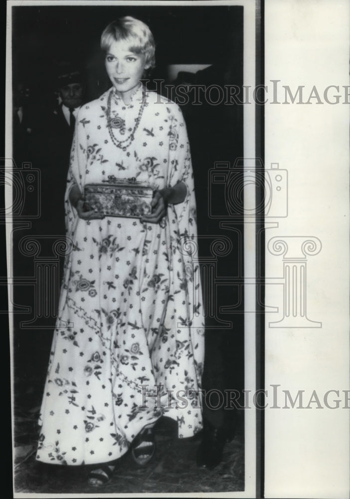 1968 Wire Photo Actress Mia Farrow, a spiritual dropout after six weeks-Historic Images