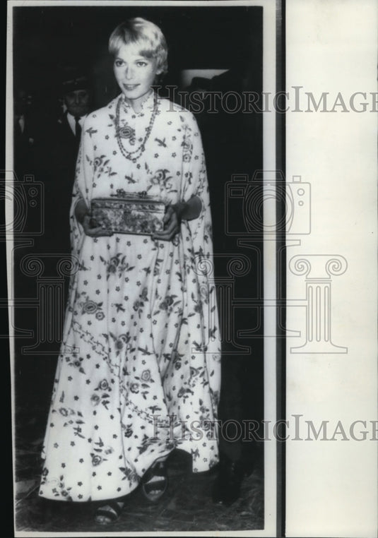 1968 Wire Photo Actress Mia Farrow, a spiritual dropout after six weeks-Historic Images