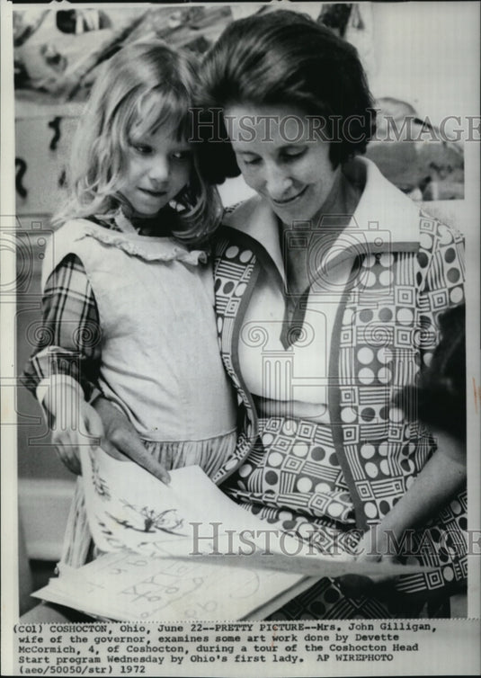 1972 Press Photo Mrs.John Gilligan Examines Art Work done by Devette McCormich - Historic Images