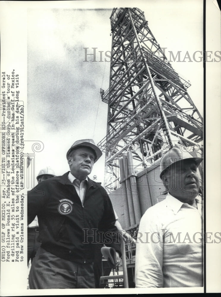 1975 Press Photo Pres Gerald Ford follows Donald McMahon during a tour - Historic Images