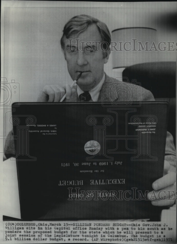 1971 Press Photo Ohio Gov John Gilligan in his Capitol office on proposed budget - Historic Images