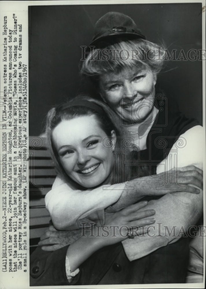 1967 Wire Photo Actress Katharine Hepburn poses with niece Katharine Houghton-Historic Images