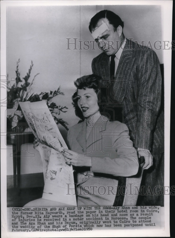 1950 Press Photo RIta and Aly keep up with the news at Cairo, Egypt, Dec. 23. - Historic Images