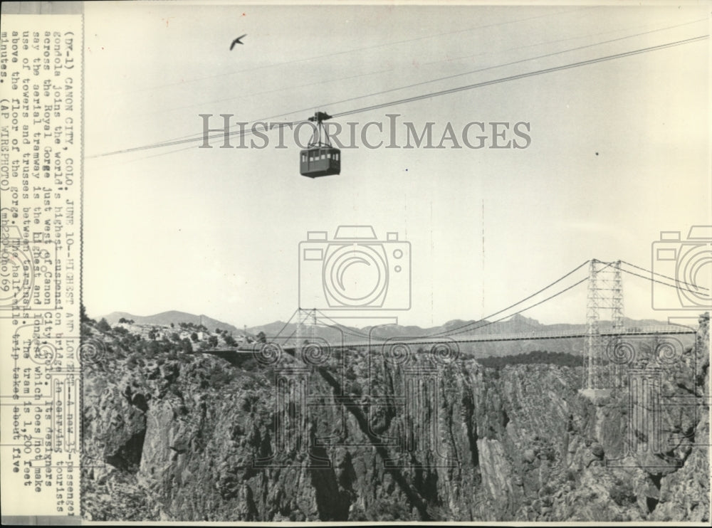 1969 Wire Photo Passengers at world's highest suspension across Royal Gorge - Historic Images