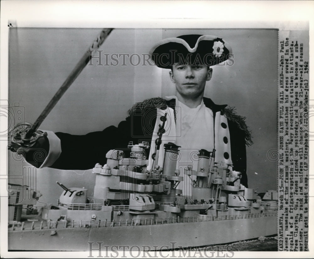 1962 Press Photo John Paul James brandishes his dress sword of frigate captain - Historic Images